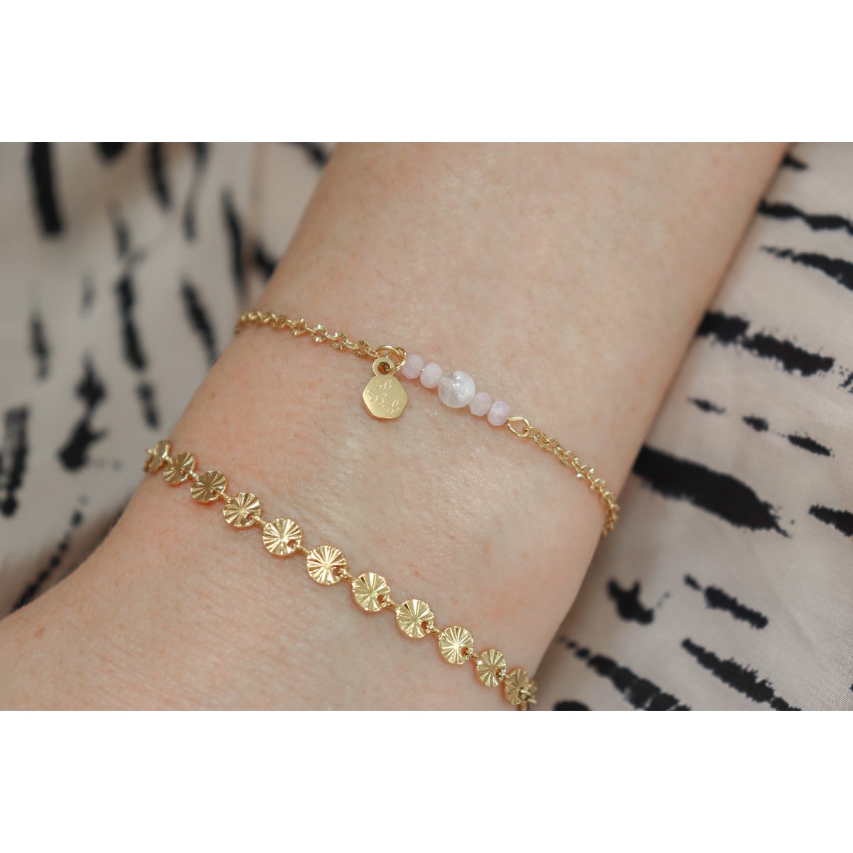 Armband aus Kunzit, Mondstein und Schmetterlingen – Gold