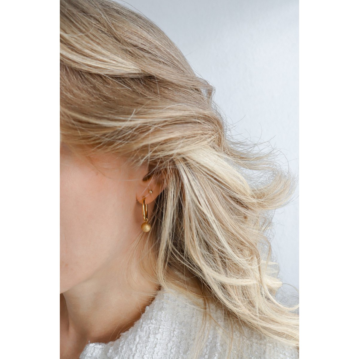 Mattierte Kugelohrringe – Gold