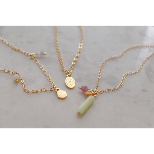 Halskette mit rosafarbenem Opal, Kunzit und Schmetterlingen – Gold