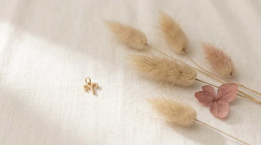 Goldener Widder-Sternzeichenanhänger auf hellem Leinen