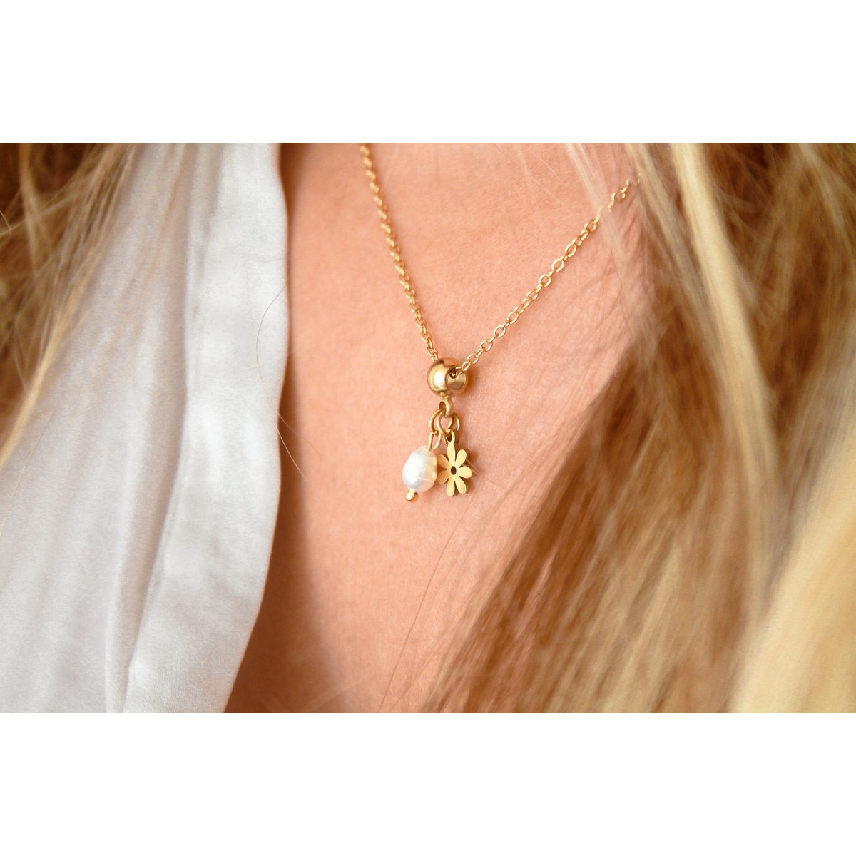 Blumen- und Perlenkette – Gold