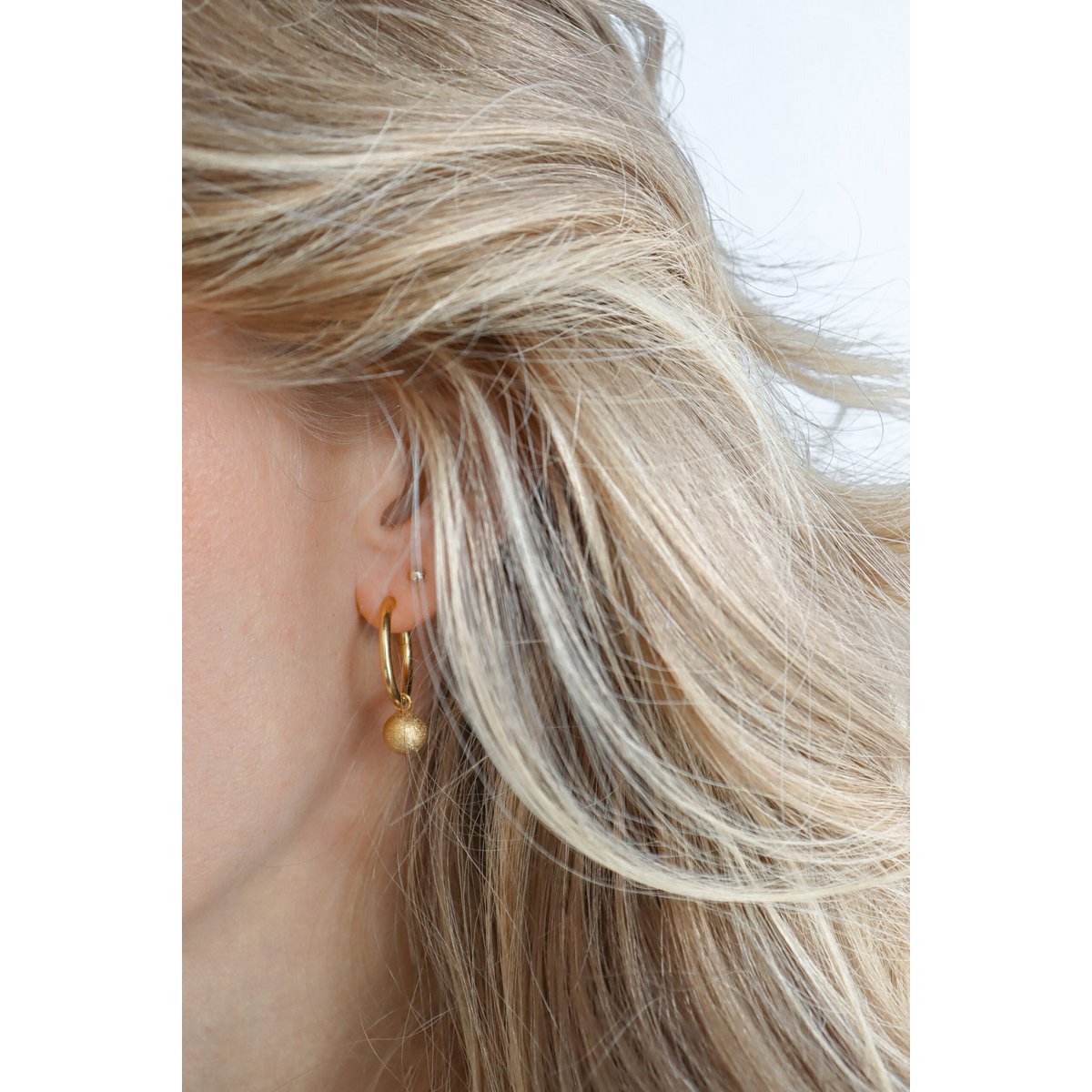 Mattierte Kugelohrringe – Gold