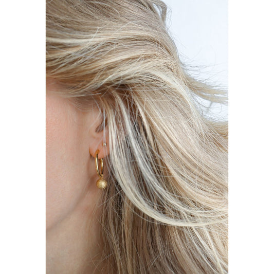 Mattierte Kugelohrringe – Gold