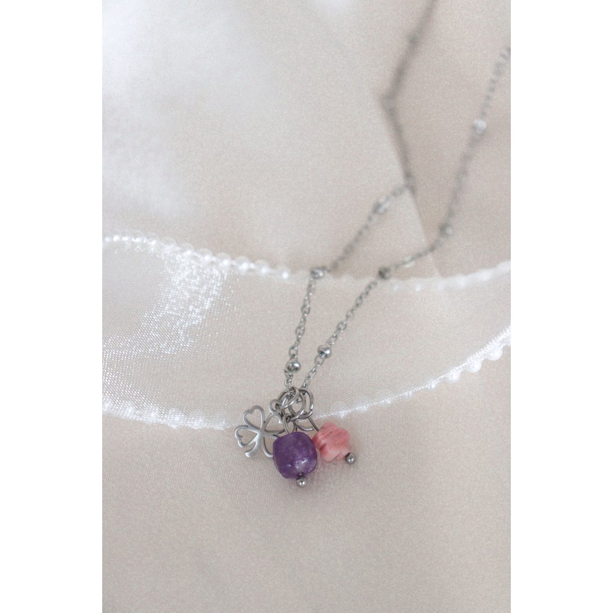 Halskette mit Amethyst, Rhodochrosit und vierblättrigem Kleeblatt – Silber