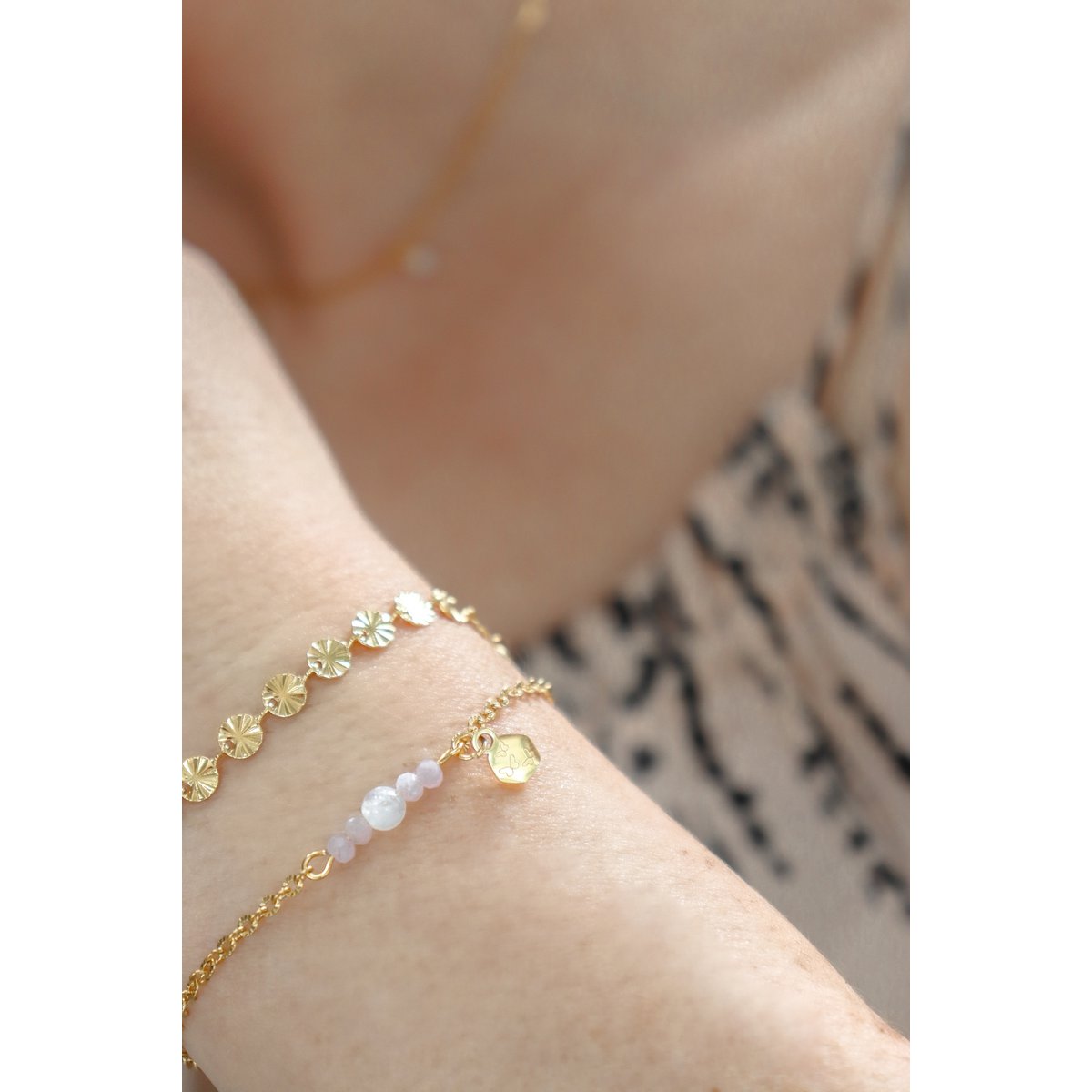 Armband aus Kunzit, Mondstein und Schmetterlingen – Gold