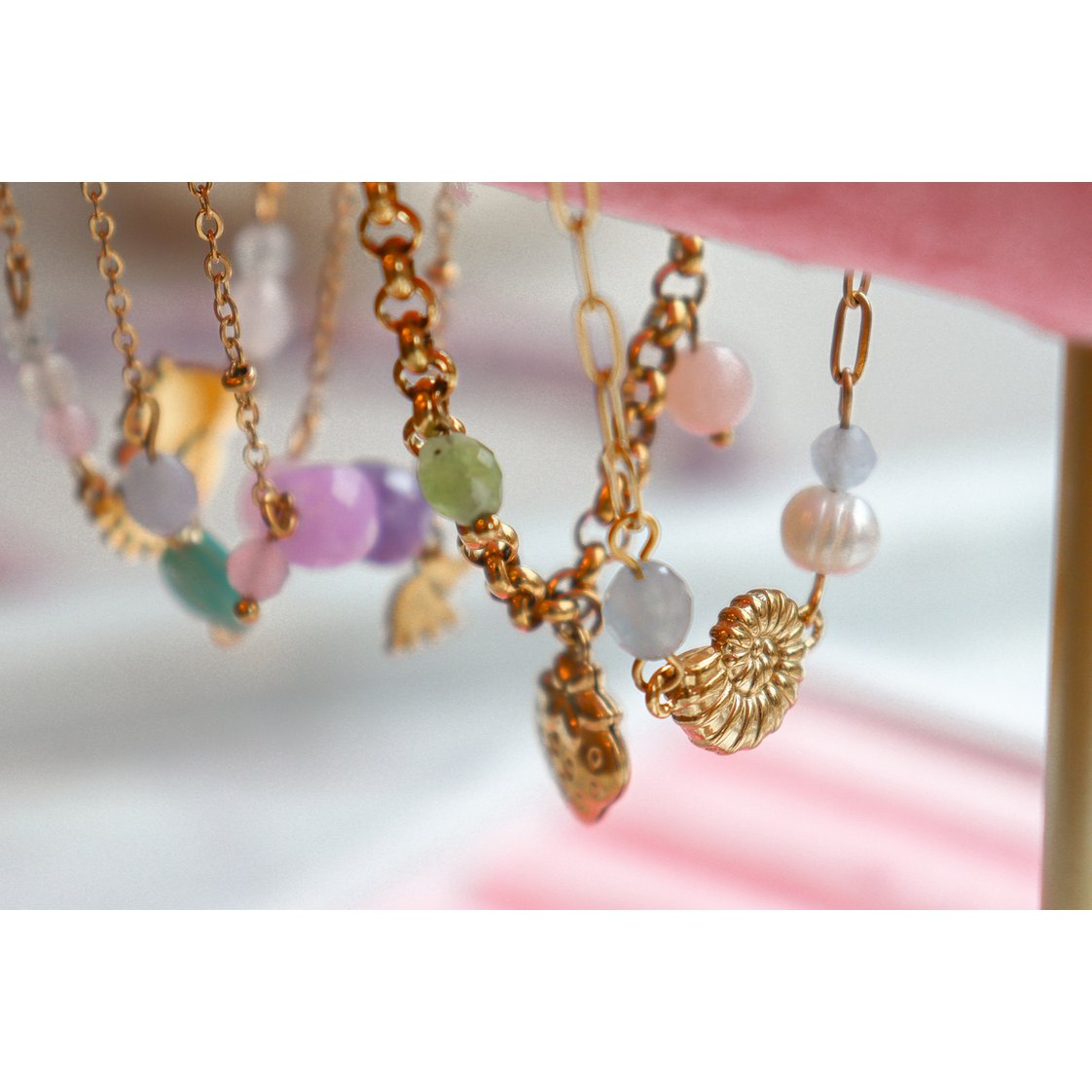 Charm-Armband mit Erdbeeren und Edelsteinen – Gold