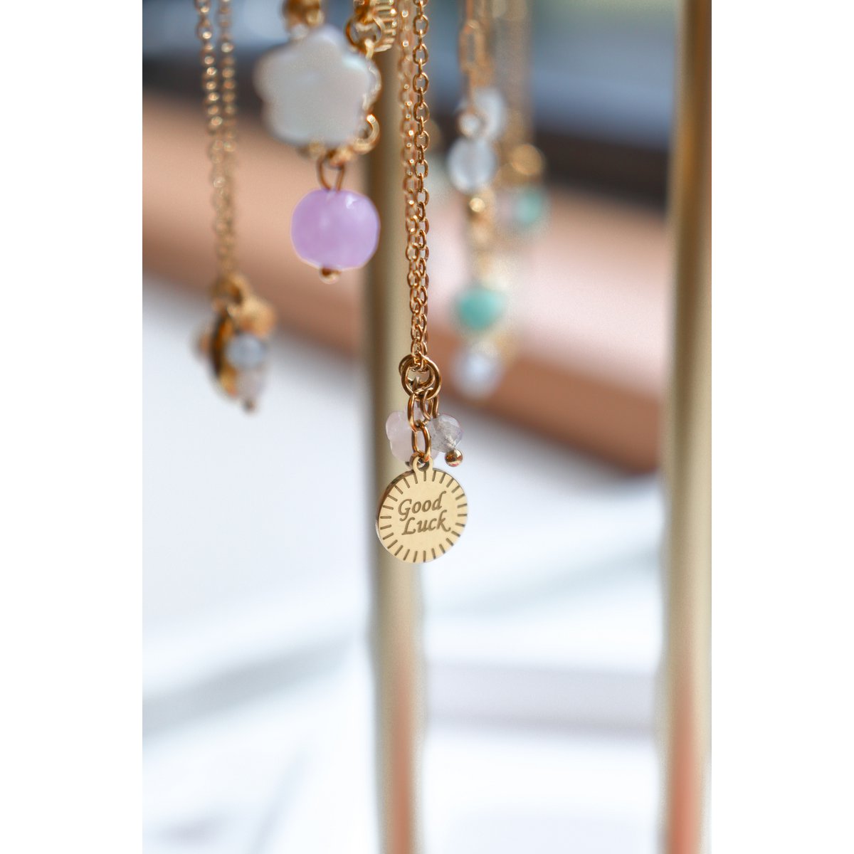 Viel Glück Halskette mit Rosenquarz-Blume und Labradorit – Gold