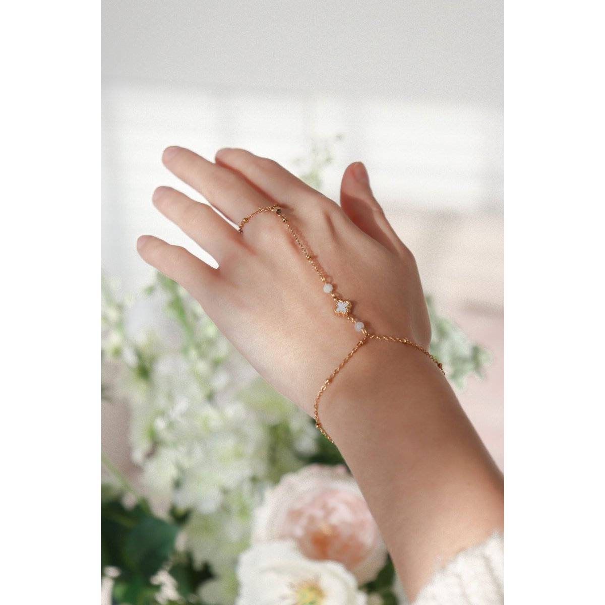 Handkette Mondstein & Kleeblatt – Gold
