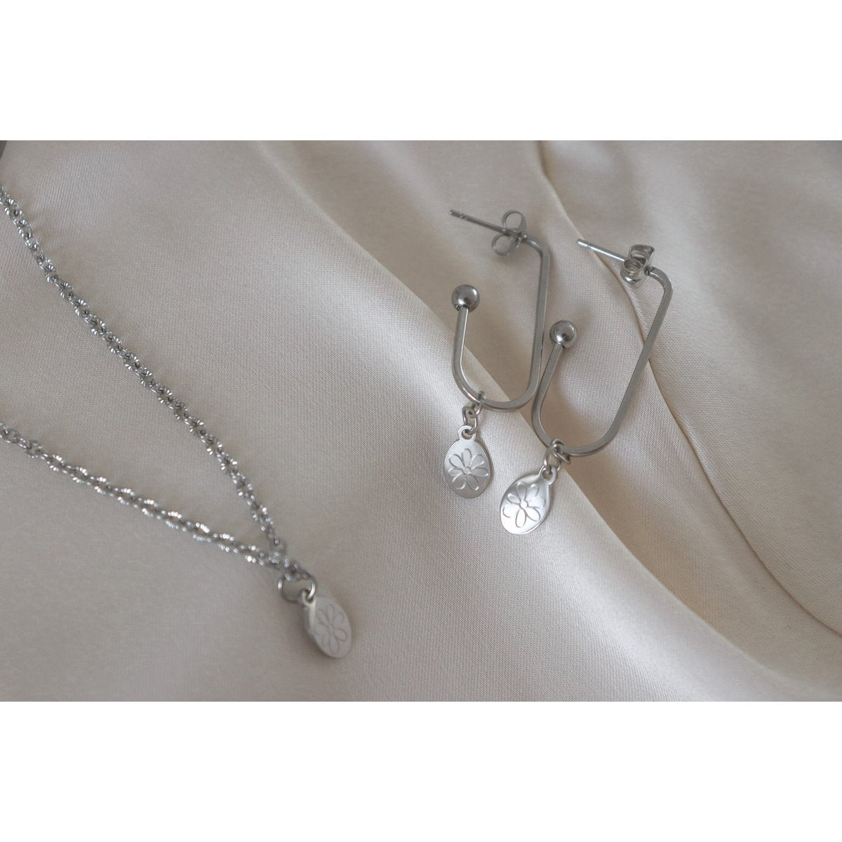 Halskette mit Blumenanhänger – Silber