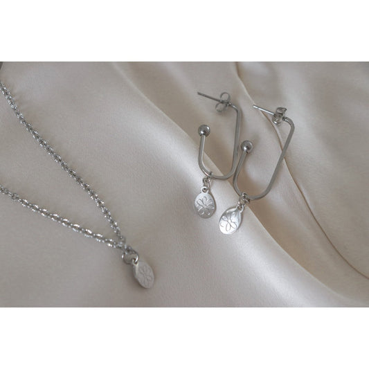 Halskette mit Blumenanhänger – Silber