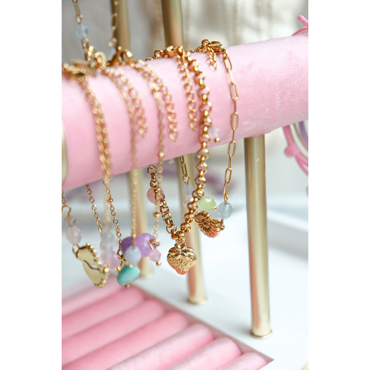 Charm-Armband mit Erdbeeren und Edelsteinen – Gold