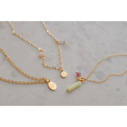 Halskette mit rosafarbenem Opal, Kunzit und Schmetterlingen – Gold